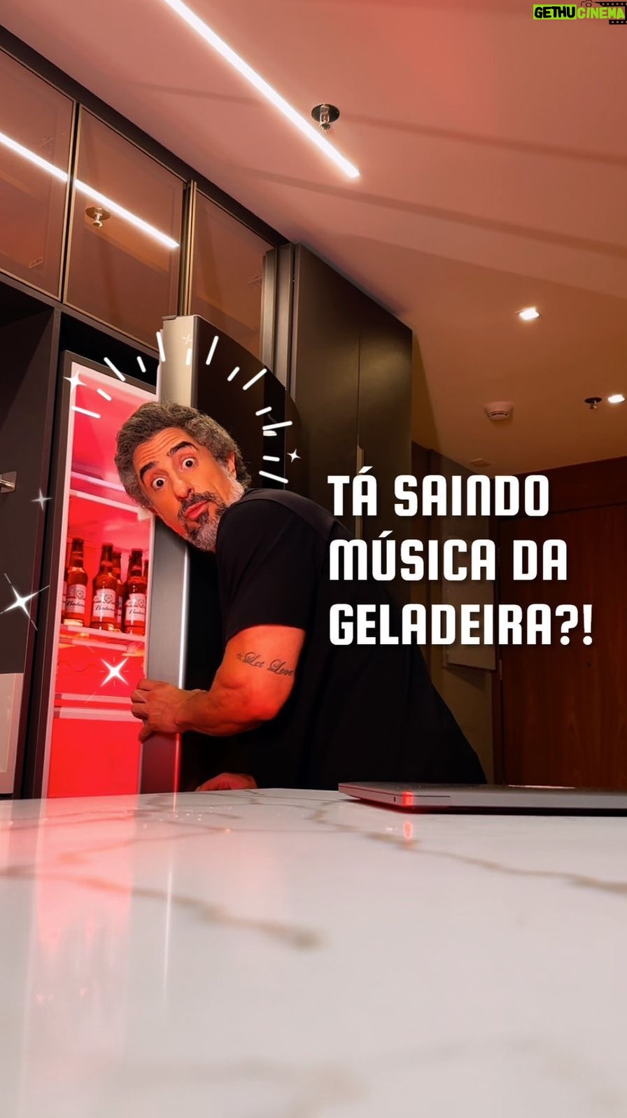 Marcos Mion Instagram - COMENTE: QUAIS ROLÊS ÉPICOS VOCÊ FOI NESSE ANO??? 😎🎸 Pode ter certeza que a Budweiser e eu estávamos presentes em muitos deles. E 2024 vem aí trazendo mais momentos incríveis, senhoras e senhores! Por mais um ano brindando novas memórias com #Bud, a cerveja por trás da música! 🤘 Curtiu os festivais e shows também? Compartilhe sua retrospectiva marcando @Budweiser_br. #BebaComModeração #Bud23 #publi