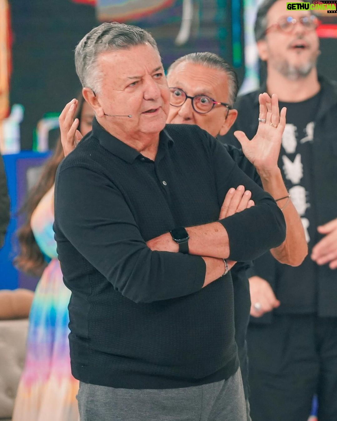 Marcos Mion Instagram - HAAAJA CALDEIRÃO!!! 🫶🏻 . Amanhã vamos fazer um programa muito especial pra lenda: @galvaobueno. . Vamos passar por muitas histórias, momentos e memórias marcantes dessa trajetória única. Além, claro, de uma aula de golfe com quem entende de verdade. 😂⛳️ . Tá imperdível! Esperamos vocês às 15:50 na tela da @tvglobo 💥 Estúdios Globo
