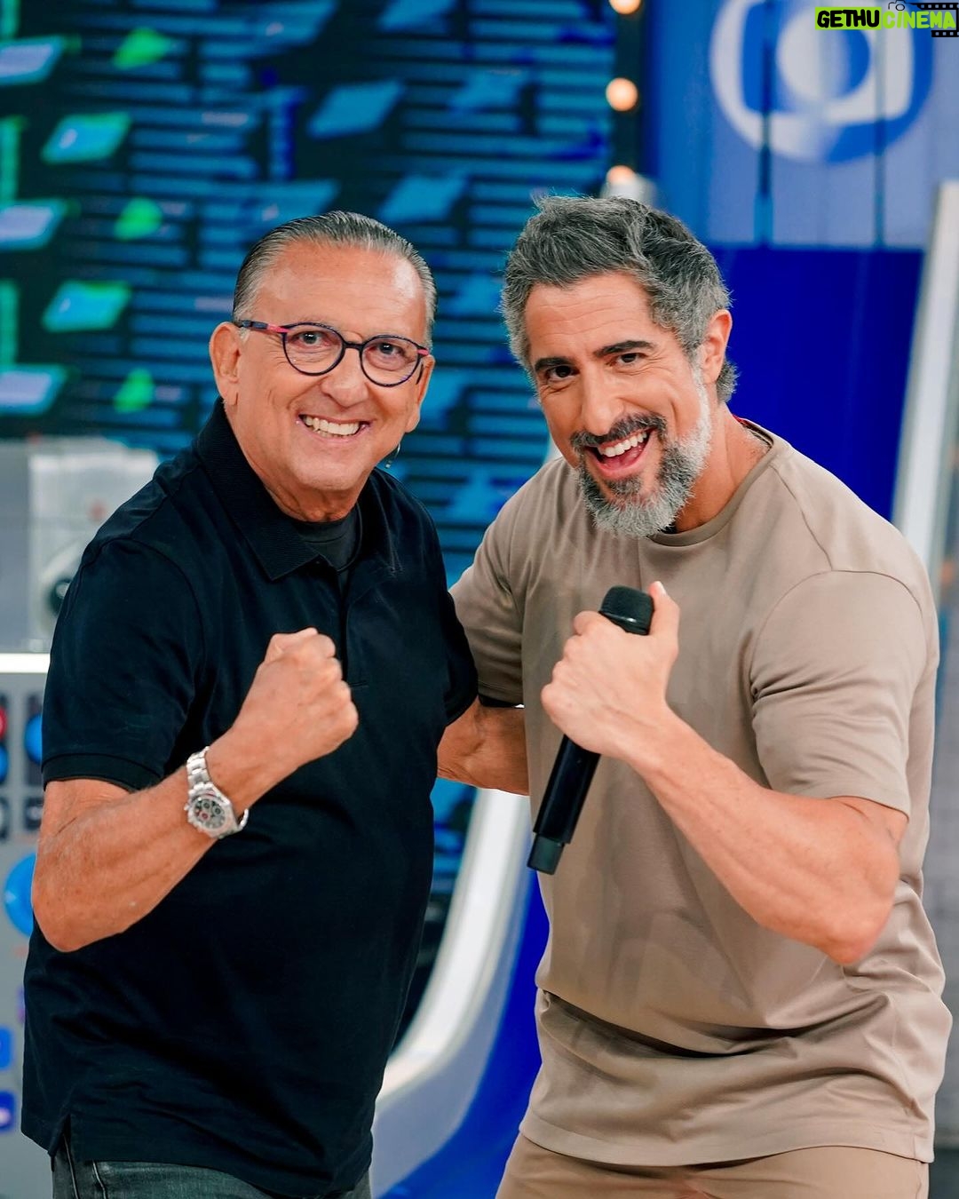 Marcos Mion Instagram - HAAAJA CALDEIRÃO!!! 🫶🏻 . Amanhã vamos fazer um programa muito especial pra lenda: @galvaobueno. . Vamos passar por muitas histórias, momentos e memórias marcantes dessa trajetória única. Além, claro, de uma aula de golfe com quem entende de verdade. 😂⛳️ . Tá imperdível! Esperamos vocês às 15:50 na tela da @tvglobo 💥 Estúdios Globo