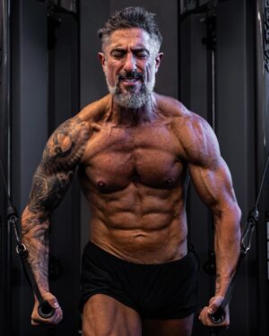 Marcos Mion Instagram - Todas manhãs mando uma foto e meu peso pro @correabodybuilder . Essa foto foi a de hoje. 
.
E por que postei?? PORQUE EU TO SENTINDO MUITO ORGULHO DE ESTAR ME SUPERANDO e superando o que esperavam de mim! 
.
Olho esse dump dos últimos dias e lembro que não quis fazer um acompanhamento tipo vlog da minha preparação para dar vida ao lutador Max Machadada nos cinemas porque tive receio de não conseguir chegar no shape que eu tinha em mente como o ideal! Receio, não, tive medo mesmo! 
A incerteza que a idade e o acúmulo de lesões trazem. Sem contar minha vida louca que exigiria de mim uma dedicação sobrenatural pra chegar no objetivo.
.
Mas eu PRECISO dividir isso como forma de incentivo: não só cheguei no shape que eu imaginava, como fui além!! Aos 44 é o melhor corpo da MINHA VIDA! 

E pra quem chegou recentemente aqui: eu já vivi profissionalmente a vida de um modelo de fisiculturismo! Só dar uma olhada no @mionfitness - há mais de 10 anos estou nesse meio.
.
Agora confesso o que mais me surpreende: estou MANTENDO essa porcentagem de gordura e de músculo por muito tempo! Não é como um atleta que prepara o físico, sobe no palco e logo depois no jantar já come como se não houvesse o amanhã!😂 
Meu caso é preparar o físico pro dia da competição e a competição durar 2 meses!! Com intervalo  de uma semana no meio! 🤯🤯🤯
.
De novo duvidei de mim mesmo: passei uma semana gravando Caldeirão no RJ com horários malucos e achava que perderia muito do shape. Consistência e foco foram os segredos para esse período.
.
Meus desejos? Comer manga e sushi! 😂😂 E xburguer!😂
.
Mas isso depois que acabar a filmagem pq pra ter o que poucos tem, você tem que fazer o que poucos fazem. E eu encanei que tenho que honrar meu mestre @officialslystallone 🥊
.
Em breve atualizo vocês! 
.
#MMAoFilme Em Dezembro nos cinemas!