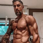 Marcos Mion Instagram - Todas manhãs mando uma foto e meu peso pro @correabodybuilder . Essa foto foi a de hoje. . E por que postei?? PORQUE EU TO SENTINDO MUITO ORGULHO DE ESTAR ME SUPERANDO e superando o que esperavam de mim! . Olho esse dump dos últimos dias e lembro que não quis fazer um acompanhamento tipo vlog da minha preparação para dar vida ao lutador Max Machadada nos cinemas porque tive receio de não conseguir chegar no shape que eu tinha em mente como o ideal! Receio, não, tive medo mesmo! A incerteza que a idade e o acúmulo de lesões trazem. Sem contar minha vida louca que exigiria de mim uma dedicação sobrenatural pra chegar no objetivo. . Mas eu PRECISO dividir isso como forma de incentivo: não só cheguei no shape que eu imaginava, como fui além!! Aos 44 é o melhor corpo da MINHA VIDA! E pra quem chegou recentemente aqui: eu já vivi profissionalmente a vida de um modelo de fisiculturismo! Só dar uma olhada no @mionfitness - há mais de 10 anos estou nesse meio. . Agora confesso o que mais me surpreende: estou MANTENDO essa porcentagem de gordura e de músculo por muito tempo! Não é como um atleta que prepara o físico, sobe no palco e logo depois no jantar já come como se não houvesse o amanhã!😂 Meu caso é preparar o físico pro dia da competição e a competição durar 2 meses!! Com intervalo de uma semana no meio! 🤯🤯🤯 . De novo duvidei de mim mesmo: passei uma semana gravando Caldeirão no RJ com horários malucos e achava que perderia muito do shape. Consistência e foco foram os segredos para esse período. . Meus desejos? Comer manga e sushi! 😂😂 E xburguer!😂 . Mas isso depois que acabar a filmagem pq pra ter o que poucos tem, você tem que fazer o que poucos fazem. E eu encanei que tenho que honrar meu mestre @officialslystallone 🥊 . Em breve atualizo vocês! . #MMAoFilme Em Dezembro nos cinemas!