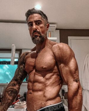 Marcos Mion Instagram - Todas manhãs mando uma foto e meu peso pro @correabodybuilder . Essa foto foi a de hoje. 
.
E por que postei?? PORQUE EU TO SENTINDO MUITO ORGULHO DE ESTAR ME SUPERANDO e superando o que esperavam de mim! 
.
Olho esse dump dos últimos dias e lembro que não quis fazer um acompanhamento tipo vlog da minha preparação para dar vida ao lutador Max Machadada nos cinemas porque tive receio de não conseguir chegar no shape que eu tinha em mente como o ideal! Receio, não, tive medo mesmo! 
A incerteza que a idade e o acúmulo de lesões trazem. Sem contar minha vida louca que exigiria de mim uma dedicação sobrenatural pra chegar no objetivo.
.
Mas eu PRECISO dividir isso como forma de incentivo: não só cheguei no shape que eu imaginava, como fui além!! Aos 44 é o melhor corpo da MINHA VIDA! 

E pra quem chegou recentemente aqui: eu já vivi profissionalmente a vida de um modelo de fisiculturismo! Só dar uma olhada no @mionfitness - há mais de 10 anos estou nesse meio.
.
Agora confesso o que mais me surpreende: estou MANTENDO essa porcentagem de gordura e de músculo por muito tempo! Não é como um atleta que prepara o físico, sobe no palco e logo depois no jantar já come como se não houvesse o amanhã!😂 
Meu caso é preparar o físico pro dia da competição e a competição durar 2 meses!! Com intervalo  de uma semana no meio! 🤯🤯🤯
.
De novo duvidei de mim mesmo: passei uma semana gravando Caldeirão no RJ com horários malucos e achava que perderia muito do shape. Consistência e foco foram os segredos para esse período.
.
Meus desejos? Comer manga e sushi! 😂😂 E xburguer!😂
.
Mas isso depois que acabar a filmagem pq pra ter o que poucos tem, você tem que fazer o que poucos fazem. E eu encanei que tenho que honrar meu mestre @officialslystallone 🥊
.
Em breve atualizo vocês! 
.
#MMAoFilme Em Dezembro nos cinemas!