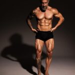 Marcos Mion Instagram - Não é pra ganhar biscoito! É pra mostrar o resultado de um cara de 44 anos que decidiu se superar, conquistando o melhor físico da vida para dar vida, com honra e respeito aos que vieram antes de mim, ao personagem da minha vida, meu Rocky Balboa, o Max Machadada. Já são mais de 70 dias de preparação focada sem errar em nenhuma refeição, incluindo Natal e Reveillon (ambos com frango e legumes cozidos sentado na mesa farta) e seguirá até as filmagens acabarem, no final de fevereiro, além dos 4 treinos/dia quando dá. Não foram 70 dias pra fazer esses músculos! Eles já estavam aí! Cultivados e criados há mais de 10 anos vivendo como um fisiculturista, que é a forma que eu me encontrei na vida. Quem segue o @mionfitness desde a época do Team Treta, sabe! Esse tempo foi para secar a gordura num processo seguro e saudável, mantendo a massa magra (os músculos) que estavam “escondidos”. Pq normalmente a pessoa emagrece perdendo gordura E músculo. Comecei esse processo com 92 kilos e hoje, sob a supervisão do @correabodybuilder, estou pesando 82 mantendo a massa magra (músculos) e diminuindo o peso a cada dia. Não sou old skool como mestres tipo @fernandosardinha @nortomjames @fermarquestrust @johannschatztreinador, mas sou “das antigas”, muito antes do hype. O mais importante continua sendo a inspiração atrás de esporte, movimento, saúde! Inspirando os tiozões que acham que não dá mais pra ter corpo que atropela os de 20 anos, que dá sim! Seu corpo é sua casa. Obrigado @correabodybuikder que entrou aos 48 do segundo tempo com TUDO, @marcelo.donice, @edudimand, @prontolight e @paulomuzy pela orientação! A vida de um atleta é muito solitária atrás do resultado. Ninguém entende o pq vc se priva tanto, dão risada, olham torto, diminuem demais seu esforço, tiram sarro, fazem de tudo pra vc quebrar a dieta, mas com amigos que entendem ao lado, como vcs, tudo fica mais fácil. 📷 @pedrodimitrow #MMAoFilme PRA TER O QUE POUCOS TEM,VC TEM QUE FAZER O QUE POUCOS FAZEM.