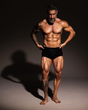 Marcos Mion Instagram - Não é pra ganhar biscoito! É pra mostrar o resultado de um cara de 44 anos que decidiu se superar, conquistando o melhor físico da vida para dar vida, com honra e respeito aos que vieram antes de mim, ao personagem da minha vida, meu Rocky Balboa, o Max Machadada.

Já são mais de 70 dias de preparação focada sem errar em nenhuma refeição, incluindo Natal e Reveillon (ambos com frango e legumes cozidos sentado na mesa farta) e seguirá até as filmagens acabarem, no final de fevereiro, além dos 4 treinos/dia quando dá.

Não foram 70 dias pra fazer esses músculos! Eles já estavam aí! Cultivados e criados há mais de 10 anos vivendo como um fisiculturista, que é a forma que eu me encontrei na vida.
Quem segue o @mionfitness desde a época do Team Treta, sabe! 

Esse tempo foi para secar a gordura num processo seguro e saudável, mantendo a massa magra (os músculos) que estavam “escondidos”. Pq normalmente a pessoa emagrece perdendo gordura E músculo.

Comecei esse processo com 92 kilos e hoje, sob a supervisão do @correabodybuilder, estou pesando 82 mantendo a massa magra (músculos) e diminuindo o peso a cada dia.

Não sou old skool como mestres tipo @fernandosardinha @nortomjames @fermarquestrust @johannschatztreinador, mas sou “das antigas”, muito antes do hype.

O mais importante continua sendo a inspiração atrás de esporte, movimento, saúde! Inspirando os tiozões que acham que não dá mais pra ter corpo que atropela os de 20 anos, que dá sim! Seu corpo é sua casa.

Obrigado @correabodybuikder que entrou aos 48 do segundo tempo com TUDO, @marcelo.donice, @edudimand, @prontolight e @paulomuzy pela orientação! A vida de um atleta é muito solitária atrás do resultado. Ninguém entende o pq vc se priva tanto, dão risada, olham torto, diminuem demais seu esforço, tiram sarro, fazem de tudo pra vc quebrar a dieta, mas com amigos que entendem ao lado, como vcs, tudo fica mais fácil.
📷 @pedrodimitrow #MMAoFilme 
PRA TER O QUE POUCOS TEM,VC TEM QUE FAZER O QUE POUCOS FAZEM.