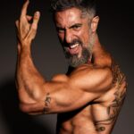 Marcos Mion Instagram - Não é pra ganhar biscoito! É pra mostrar o resultado de um cara de 44 anos que decidiu se superar, conquistando o melhor físico da vida para dar vida, com honra e respeito aos que vieram antes de mim, ao personagem da minha vida, meu Rocky Balboa, o Max Machadada. Já são mais de 70 dias de preparação focada sem errar em nenhuma refeição, incluindo Natal e Reveillon (ambos com frango e legumes cozidos sentado na mesa farta) e seguirá até as filmagens acabarem, no final de fevereiro, além dos 4 treinos/dia quando dá. Não foram 70 dias pra fazer esses músculos! Eles já estavam aí! Cultivados e criados há mais de 10 anos vivendo como um fisiculturista, que é a forma que eu me encontrei na vida. Quem segue o @mionfitness desde a época do Team Treta, sabe! Esse tempo foi para secar a gordura num processo seguro e saudável, mantendo a massa magra (os músculos) que estavam “escondidos”. Pq normalmente a pessoa emagrece perdendo gordura E músculo. Comecei esse processo com 92 kilos e hoje, sob a supervisão do @correabodybuilder, estou pesando 82 mantendo a massa magra (músculos) e diminuindo o peso a cada dia. Não sou old skool como mestres tipo @fernandosardinha @nortomjames @fermarquestrust @johannschatztreinador, mas sou “das antigas”, muito antes do hype. O mais importante continua sendo a inspiração atrás de esporte, movimento, saúde! Inspirando os tiozões que acham que não dá mais pra ter corpo que atropela os de 20 anos, que dá sim! Seu corpo é sua casa. Obrigado @correabodybuikder que entrou aos 48 do segundo tempo com TUDO, @marcelo.donice, @edudimand, @prontolight e @paulomuzy pela orientação! A vida de um atleta é muito solitária atrás do resultado. Ninguém entende o pq vc se priva tanto, dão risada, olham torto, diminuem demais seu esforço, tiram sarro, fazem de tudo pra vc quebrar a dieta, mas com amigos que entendem ao lado, como vcs, tudo fica mais fácil. 📷 @pedrodimitrow #MMAoFilme PRA TER O QUE POUCOS TEM,VC TEM QUE FAZER O QUE POUCOS FAZEM.