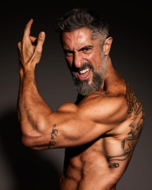 Marcos Mion Instagram - Não é pra ganhar biscoito! É pra mostrar o resultado de um cara de 44 anos que decidiu se superar, conquistando o melhor físico da vida para dar vida, com honra e respeito aos que vieram antes de mim, ao personagem da minha vida, meu Rocky Balboa, o Max Machadada.

Já são mais de 70 dias de preparação focada sem errar em nenhuma refeição, incluindo Natal e Reveillon (ambos com frango e legumes cozidos sentado na mesa farta) e seguirá até as filmagens acabarem, no final de fevereiro, além dos 4 treinos/dia quando dá.

Não foram 70 dias pra fazer esses músculos! Eles já estavam aí! Cultivados e criados há mais de 10 anos vivendo como um fisiculturista, que é a forma que eu me encontrei na vida.
Quem segue o @mionfitness desde a época do Team Treta, sabe! 

Esse tempo foi para secar a gordura num processo seguro e saudável, mantendo a massa magra (os músculos) que estavam “escondidos”. Pq normalmente a pessoa emagrece perdendo gordura E músculo.

Comecei esse processo com 92 kilos e hoje, sob a supervisão do @correabodybuilder, estou pesando 82 mantendo a massa magra (músculos) e diminuindo o peso a cada dia.

Não sou old skool como mestres tipo @fernandosardinha @nortomjames @fermarquestrust @johannschatztreinador, mas sou “das antigas”, muito antes do hype.

O mais importante continua sendo a inspiração atrás de esporte, movimento, saúde! Inspirando os tiozões que acham que não dá mais pra ter corpo que atropela os de 20 anos, que dá sim! Seu corpo é sua casa.

Obrigado @correabodybuikder que entrou aos 48 do segundo tempo com TUDO, @marcelo.donice, @edudimand, @prontolight e @paulomuzy pela orientação! A vida de um atleta é muito solitária atrás do resultado. Ninguém entende o pq vc se priva tanto, dão risada, olham torto, diminuem demais seu esforço, tiram sarro, fazem de tudo pra vc quebrar a dieta, mas com amigos que entendem ao lado, como vcs, tudo fica mais fácil.
📷 @pedrodimitrow #MMAoFilme 
PRA TER O QUE POUCOS TEM,VC TEM QUE FAZER O QUE POUCOS FAZEM.