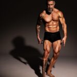 Marcos Mion Instagram - Não é pra ganhar biscoito! É pra mostrar o resultado de um cara de 44 anos que decidiu se superar, conquistando o melhor físico da vida para dar vida, com honra e respeito aos que vieram antes de mim, ao personagem da minha vida, meu Rocky Balboa, o Max Machadada. Já são mais de 70 dias de preparação focada sem errar em nenhuma refeição, incluindo Natal e Reveillon (ambos com frango e legumes cozidos sentado na mesa farta) e seguirá até as filmagens acabarem, no final de fevereiro, além dos 4 treinos/dia quando dá. Não foram 70 dias pra fazer esses músculos! Eles já estavam aí! Cultivados e criados há mais de 10 anos vivendo como um fisiculturista, que é a forma que eu me encontrei na vida. Quem segue o @mionfitness desde a época do Team Treta, sabe! Esse tempo foi para secar a gordura num processo seguro e saudável, mantendo a massa magra (os músculos) que estavam “escondidos”. Pq normalmente a pessoa emagrece perdendo gordura E músculo. Comecei esse processo com 92 kilos e hoje, sob a supervisão do @correabodybuilder, estou pesando 82 mantendo a massa magra (músculos) e diminuindo o peso a cada dia. Não sou old skool como mestres tipo @fernandosardinha @nortomjames @fermarquestrust @johannschatztreinador, mas sou “das antigas”, muito antes do hype. O mais importante continua sendo a inspiração atrás de esporte, movimento, saúde! Inspirando os tiozões que acham que não dá mais pra ter corpo que atropela os de 20 anos, que dá sim! Seu corpo é sua casa. Obrigado @correabodybuikder que entrou aos 48 do segundo tempo com TUDO, @marcelo.donice, @edudimand, @prontolight e @paulomuzy pela orientação! A vida de um atleta é muito solitária atrás do resultado. Ninguém entende o pq vc se priva tanto, dão risada, olham torto, diminuem demais seu esforço, tiram sarro, fazem de tudo pra vc quebrar a dieta, mas com amigos que entendem ao lado, como vcs, tudo fica mais fácil. 📷 @pedrodimitrow #MMAoFilme PRA TER O QUE POUCOS TEM,VC TEM QUE FAZER O QUE POUCOS FAZEM.