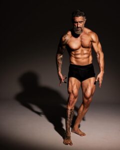 Marcos Mion Instagram - Não é pra ganhar biscoito! É pra mostrar o resultado de um cara de 44 anos que decidiu se superar, conquistando o melhor físico da vida para dar vida, com honra e respeito aos que vieram antes de mim, ao personagem da minha vida, meu Rocky Balboa, o Max Machadada. Já são mais de 70 dias de preparação focada sem errar em nenhuma refeição, incluindo Natal e Reveillon (ambos com frango e legumes cozidos sentado na mesa farta) e seguirá até as filmagens acabarem, no final de fevereiro, além dos 4 treinos/dia quando dá. Não foram 70 dias pra fazer esses músculos! Eles já estavam aí! Cultivados e criados há mais de 10 anos vivendo como um fisiculturista, que é a forma que eu me encontrei na vida. Quem segue o @mionfitness desde a época do Team Treta, sabe! Esse tempo foi para secar a gordura num processo seguro e saudável, mantendo a massa magra (os músculos) que estavam “escondidos”. Pq normalmente a pessoa emagrece perdendo gordura E músculo. Comecei esse processo com 92 kilos e hoje, sob a supervisão do @correabodybuilder, estou pesando 82 mantendo a massa magra (músculos) e diminuindo o peso a cada dia. Não sou old skool como mestres tipo @fernandosardinha @nortomjames @fermarquestrust @johannschatztreinador, mas sou “das antigas”, muito antes do hype. O mais importante continua sendo a inspiração atrás de esporte, movimento, saúde! Inspirando os tiozões que acham que não dá mais pra ter corpo que atropela os de 20 anos, que dá sim! Seu corpo é sua casa. Obrigado @correabodybuikder que entrou aos 48 do segundo tempo com TUDO, @marcelo.donice, @edudimand, @prontolight e @paulomuzy pela orientação! A vida de um atleta é muito solitária atrás do resultado. Ninguém entende o pq vc se priva tanto, dão risada, olham torto, diminuem demais seu esforço, tiram sarro, fazem de tudo pra vc quebrar a dieta, mas com amigos que entendem ao lado, como vcs, tudo fica mais fácil. 📷 @pedrodimitrow #MMAoFilme PRA TER O QUE POUCOS TEM,VC TEM QUE FAZER O QUE POUCOS FAZEM.