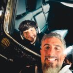 Marcos Mion Instagram - Mion e Romeo? Não, Max Machadada e seu filho Bruno! . Único fator que cancelaria o meu filme era o caso de não acharmos a criança para fazer meu filho autista. Isso era um impeditivo. Foram feitos centenas de testes em todo Brasil e eu recebi os 10 finalistas escolhidos. Assisti a todos, mas desde os primeiros movimentos que vi o Gui fazendo no vídeo teste, meu coração já tinha se decidido. Vi ali uma doçura, uma esperteza e uma entrega bem impressionante. (Parabéns para sua mãe também que fez o teste com ele e já o dirigiu de forma magnífica). No teste presencial tínhamos duas cenas. Uma de crise e uma de brincadeira. Gui é tão intenso que tivemos que parar um pouco entre as duas pra ele se recuperar da emoção que explodiu durante a crise. Que ator esperto, preocupado, não só recebe as instruções, mas faz perguntas, propõe… vc é demais e seu caminho vai ser luminoso! Como eu te falei: tem gente que escolhe a arte e tem gente que é escolhido pela arte. Vc foi escolhido! Obrigado por ser meu Romeo do cinema! . #MMA #MeuMellhorAmigo