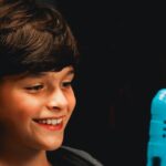 Marcos Mion Instagram - Mion e Romeo? Não, Max Machadada e seu filho Bruno! . Único fator que cancelaria o meu filme era o caso de não acharmos a criança para fazer meu filho autista. Isso era um impeditivo. Foram feitos centenas de testes em todo Brasil e eu recebi os 10 finalistas escolhidos. Assisti a todos, mas desde os primeiros movimentos que vi o Gui fazendo no vídeo teste, meu coração já tinha se decidido. Vi ali uma doçura, uma esperteza e uma entrega bem impressionante. (Parabéns para sua mãe também que fez o teste com ele e já o dirigiu de forma magnífica). No teste presencial tínhamos duas cenas. Uma de crise e uma de brincadeira. Gui é tão intenso que tivemos que parar um pouco entre as duas pra ele se recuperar da emoção que explodiu durante a crise. Que ator esperto, preocupado, não só recebe as instruções, mas faz perguntas, propõe… vc é demais e seu caminho vai ser luminoso! Como eu te falei: tem gente que escolhe a arte e tem gente que é escolhido pela arte. Vc foi escolhido! Obrigado por ser meu Romeo do cinema! . #MMA #MeuMellhorAmigo