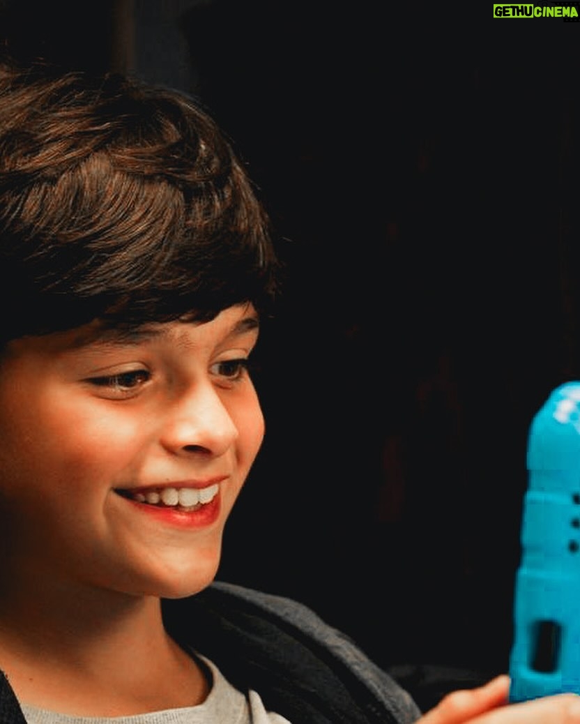 Marcos Mion Instagram - Mion e Romeo? Não, Max Machadada e seu filho Bruno! . Único fator que cancelaria o meu filme era o caso de não acharmos a criança para fazer meu filho autista. Isso era um impeditivo. Foram feitos centenas de testes em todo Brasil e eu recebi os 10 finalistas escolhidos. Assisti a todos, mas desde os primeiros movimentos que vi o Gui fazendo no vídeo teste, meu coração já tinha se decidido. Vi ali uma doçura, uma esperteza e uma entrega bem impressionante. (Parabéns para sua mãe também que fez o teste com ele e já o dirigiu de forma magnífica). No teste presencial tínhamos duas cenas. Uma de crise e uma de brincadeira. Gui é tão intenso que tivemos que parar um pouco entre as duas pra ele se recuperar da emoção que explodiu durante a crise. Que ator esperto, preocupado, não só recebe as instruções, mas faz perguntas, propõe… vc é demais e seu caminho vai ser luminoso! Como eu te falei: tem gente que escolhe a arte e tem gente que é escolhido pela arte. Vc foi escolhido! Obrigado por ser meu Romeo do cinema! . #MMA #MeuMellhorAmigo
