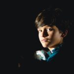 Marcos Mion Instagram - Mion e Romeo? Não, Max Machadada e seu filho Bruno! . Único fator que cancelaria o meu filme era o caso de não acharmos a criança para fazer meu filho autista. Isso era um impeditivo. Foram feitos centenas de testes em todo Brasil e eu recebi os 10 finalistas escolhidos. Assisti a todos, mas desde os primeiros movimentos que vi o Gui fazendo no vídeo teste, meu coração já tinha se decidido. Vi ali uma doçura, uma esperteza e uma entrega bem impressionante. (Parabéns para sua mãe também que fez o teste com ele e já o dirigiu de forma magnífica). No teste presencial tínhamos duas cenas. Uma de crise e uma de brincadeira. Gui é tão intenso que tivemos que parar um pouco entre as duas pra ele se recuperar da emoção que explodiu durante a crise. Que ator esperto, preocupado, não só recebe as instruções, mas faz perguntas, propõe… vc é demais e seu caminho vai ser luminoso! Como eu te falei: tem gente que escolhe a arte e tem gente que é escolhido pela arte. Vc foi escolhido! Obrigado por ser meu Romeo do cinema! . #MMA #MeuMellhorAmigo