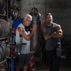 Marcos Mion Instagram - Mionzera e Fagundóla? Nao! Max Machadada e seu pai, Fred Fontana! 🥊
.
Hoje foi dia de receber o mestre @antoniofagundes no set do meu filme, MMA - Meu Melhor Amigo. Da pra acreditar? 🤯
.
Que honra contracenar com um dos maiores de todos os tempos, que orgulho ter um ator desse tamanho querendo contar essa história junto comigo…aprendi muito hoje! 
.
Na real eu fico buscando o que escrever , mas me faltam palavras!! Eu só quero gritar QUE FODAAAAAAAAAAAA!! 😂😂 Me desculpem gente, mas, como eu ensino pros meus filhos, até o Romeozão sabe, tem horas que só um palavrão mesmo que dá o real significado do sentimento! Hoje tá liberado!😄
.
Bem vindo Fred Fontana à vida de Max Machadada!💪🏼
Obrigado Fagundes por tanta generosidade e elegância na profissão e no convívio! 🫶🏼
.
((Fotos @gbfoto.cine ))