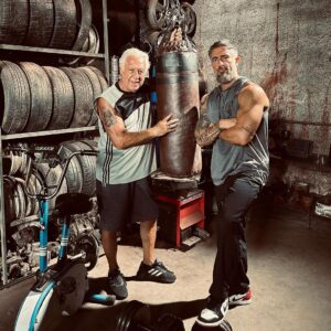 Marcos Mion Instagram - Mionzera e Fagundóla? Nao! Max Machadada e seu pai, Fred Fontana! 🥊
.
Hoje foi dia de receber o mestre @antoniofagundes no set do meu filme, MMA - Meu Melhor Amigo. Da pra acreditar? 🤯
.
Que honra contracenar com um dos maiores de todos os tempos, que orgulho ter um ator desse tamanho querendo contar essa história junto comigo…aprendi muito hoje! 
.
Na real eu fico buscando o que escrever , mas me faltam palavras!! Eu só quero gritar QUE FODAAAAAAAAAAAA!! 😂😂 Me desculpem gente, mas, como eu ensino pros meus filhos, até o Romeozão sabe, tem horas que só um palavrão mesmo que dá o real significado do sentimento! Hoje tá liberado!😄
.
Bem vindo Fred Fontana à vida de Max Machadada!💪🏼
Obrigado Fagundes por tanta generosidade e elegância na profissão e no convívio! 🫶🏼
.
((Fotos @gbfoto.cine ))