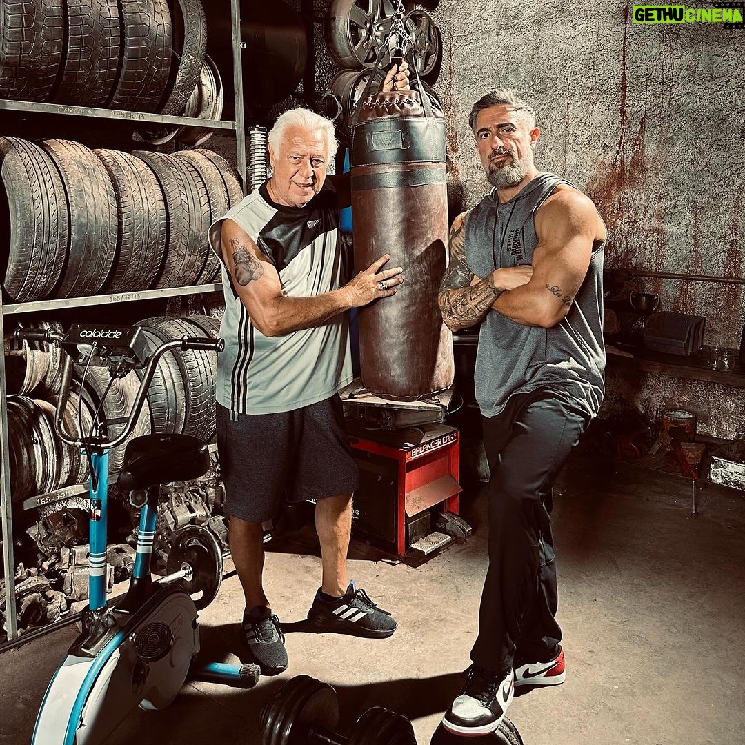 Marcos Mion - 91.3K Likes - Mionzera e Fagundóla? Nao! Max Machadada e seu pai, Fred Fontana! 🥊
.
Hoje foi dia de receber o mestre @antoniofagundes no set do meu filme, MMA - Meu Melhor Amigo. Da pra acreditar? 🤯
.
Que honra contracenar com um dos maiores de todos os tempos, que orgulho ter um ator desse tamanho querendo contar essa história junto comigo…aprendi muito hoje!
.
Na real eu fico buscando o que escrever , mas me faltam palavras!! Eu só quero gritar QUE FODAAAAAAAAAAAA!! 😂😂 Me desculpem gente, mas, como eu ensino pros meus filhos, até o Romeozão sabe, tem horas que só um palavrão mesmo que dá o real significado do sentimento! Hoje tá liberado!😄
.
Bem vindo Fred Fontana à vida de Max Machadada!💪🏼
Obrigado Fagundes por tanta generosidade e elegância na profissão e no convívio! 🫶🏼
.
((Fotos @gbfoto.cine ))