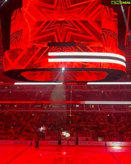 Marcus Ericsson Instagram - Hockey night with the @nhlblackhawks ! Thanks for a fun experience 🏒🥅 and Hey @bhawktommyhawk I’ll be back for a rematch 😎 #ME28 United Center