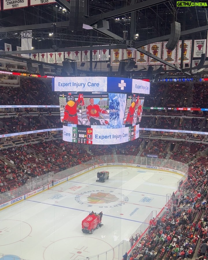 Marcus Ericsson Instagram - Hockey night with the @nhlblackhawks ! Thanks for a fun experience 🏒🥅 and Hey @bhawktommyhawk I’ll be back for a rematch 😎 #ME28 United Center