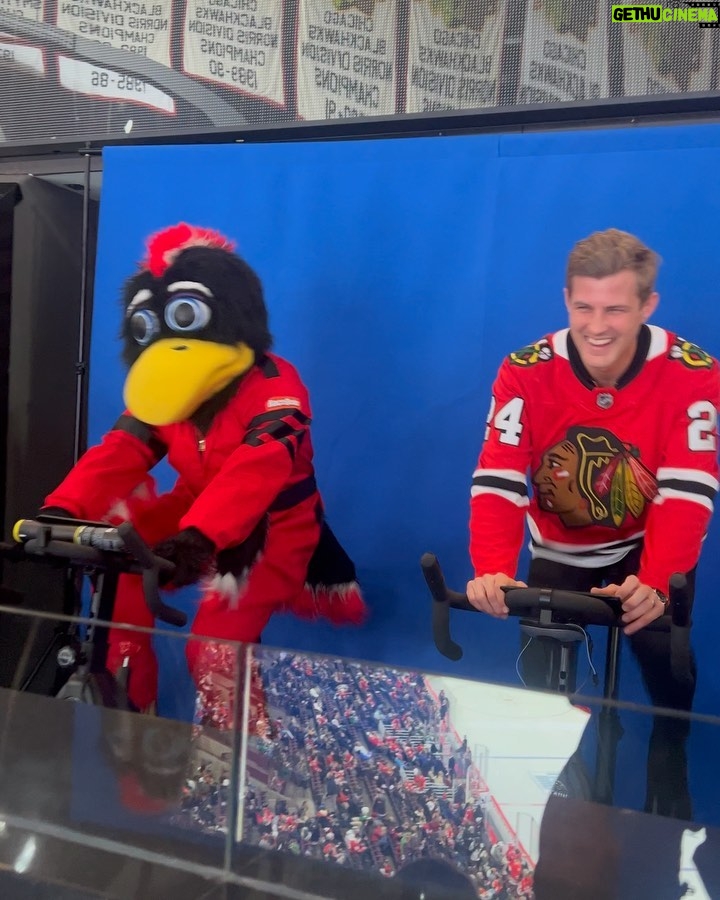 Marcus Ericsson Instagram - Hockey night with the @nhlblackhawks ! Thanks for a fun experience 🏒🥅 and Hey @bhawktommyhawk I’ll be back for a rematch 😎 #ME28 United Center