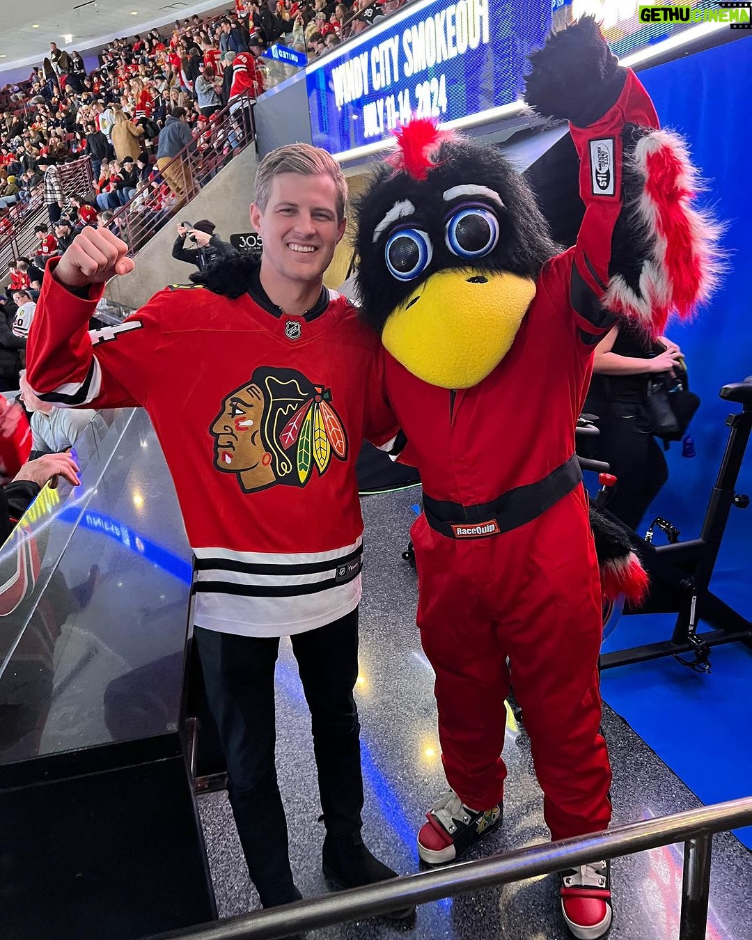 Marcus Ericsson Instagram - Hockey night with the @nhlblackhawks ! Thanks for a fun experience 🏒🥅 and Hey @bhawktommyhawk I’ll be back for a rematch 😎 #ME28 United Center