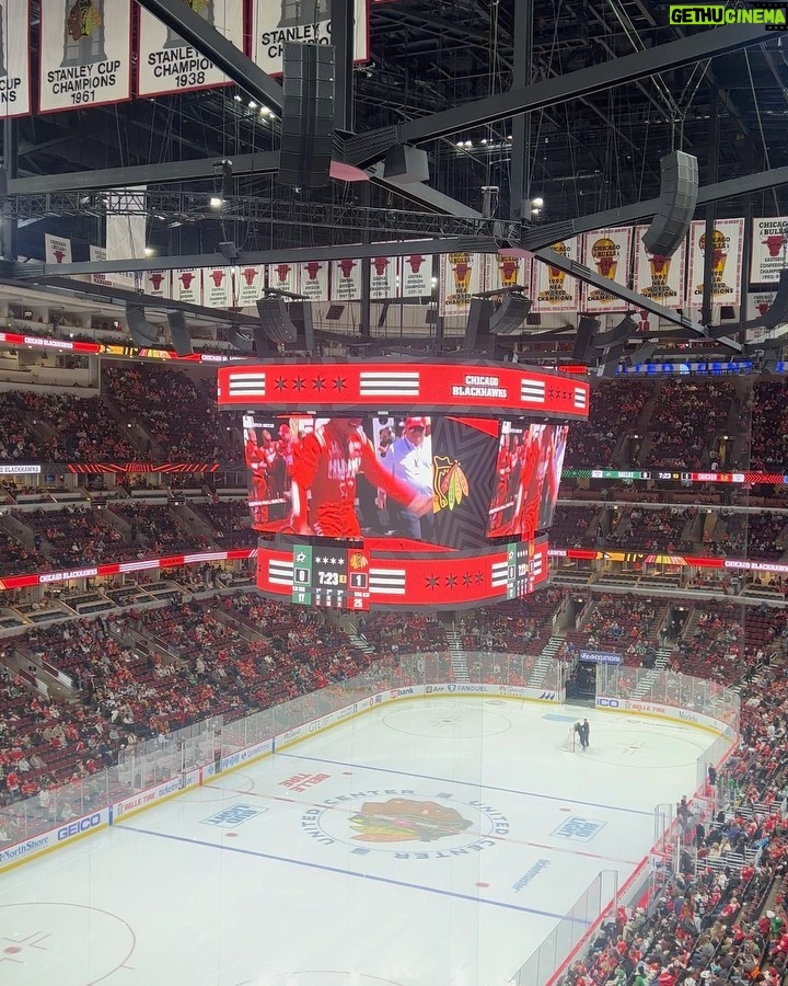 Marcus Ericsson Instagram - Hockey night with the @nhlblackhawks ! Thanks for a fun experience 🏒🥅 and Hey @bhawktommyhawk I’ll be back for a rematch 😎 #ME28 United Center