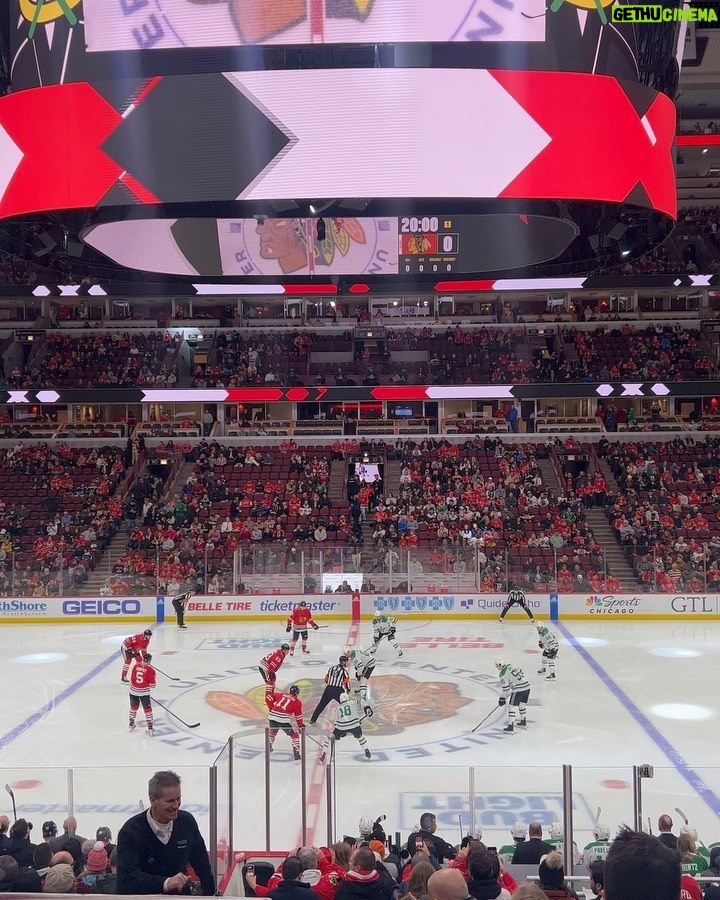 Marcus Ericsson Instagram - Hockey night with the @nhlblackhawks ! Thanks for a fun experience 🏒🥅 and Hey @bhawktommyhawk I’ll be back for a rematch 😎 #ME28 United Center