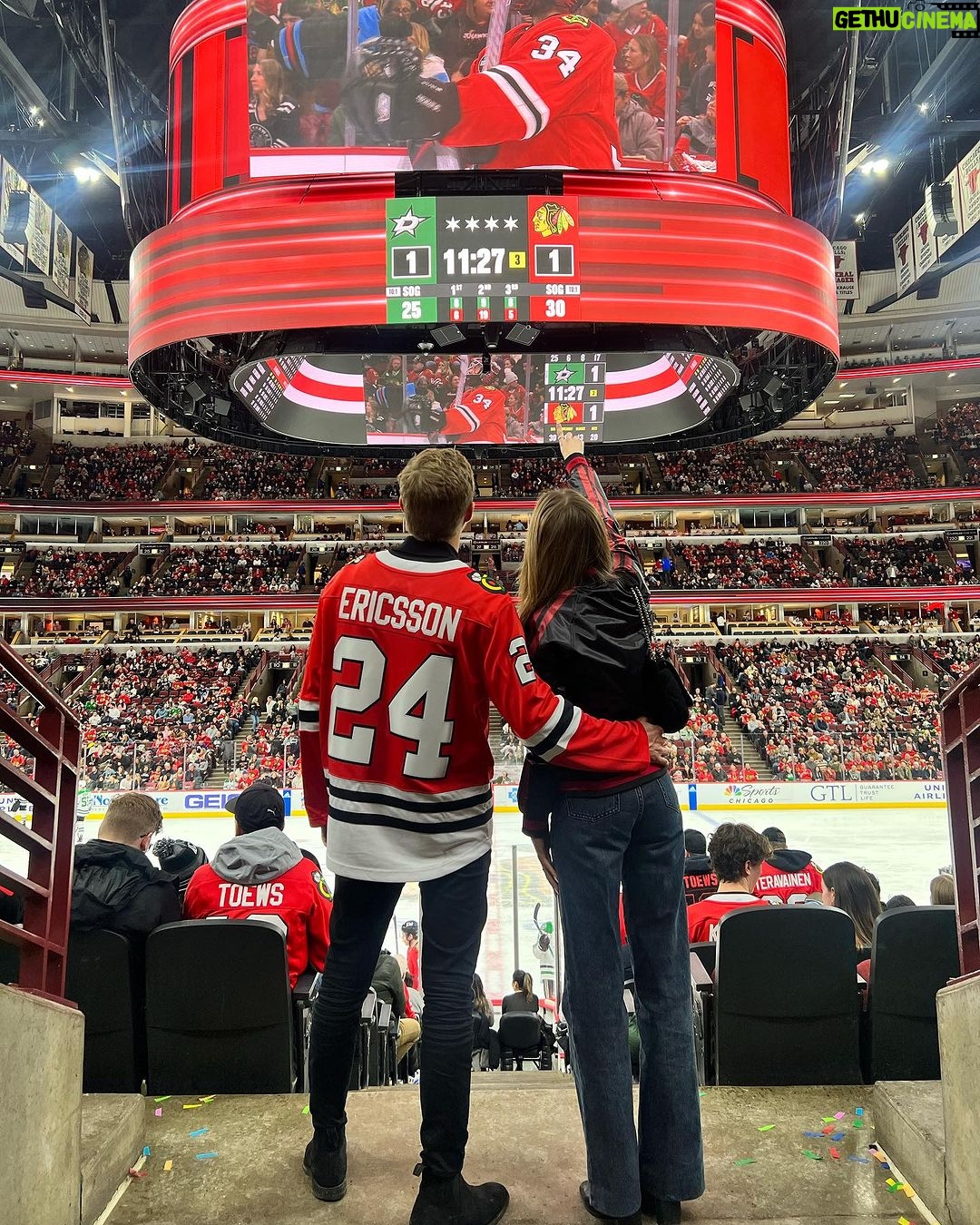 Marcus Ericsson Instagram - Hockey night with the @nhlblackhawks ! Thanks for a fun experience 🏒🥅 and Hey @bhawktommyhawk I’ll be back for a rematch 😎 #ME28 United Center