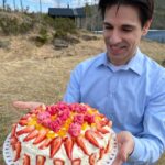 Marcus Oscarsson Instagram - 🎂Nu är det dags för valborgstårta! Med jordgubbar, mango och hemmagjorda marsipanrosor. Hoppas ni alla får en Trevlig Valborg! 🔥