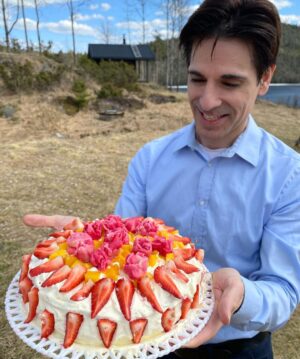 Marcus Oscarsson Instagram - 🎂Nu är det dags för valborgstårta! Med jordgubbar, mango och hemmagjorda marsipanrosor. Hoppas ni alla får en Trevlig Valborg! 🔥