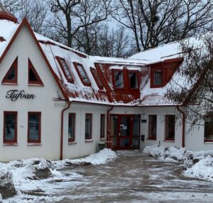 Marcus Oscarsson Instagram - 🙏🏻 Wow! Så häftigt att vara tillbaka! Kan någon gissa redan på de 3-4 första bilderna var jag varit? På sista bilden ges svaret. ⭐️⛄️💃🏼🍿🕺 
💕I love this place 💕