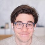 Marek Adamczyk Instagram - Plzeňský Prazdroj zachraňuje ječmen! V posledních letech se tahle rostlinka dost trápí kvůli klimatickým změnám a všem těm divným výkyvům počasí. Věděli jste, že za posledních 30 let se plocha pro pěstování ječmene skoro o polovinu zmenšila?! To je fakt děs. A bez ječmene NEBUDE ČESKÉ PIVO! 🍻😢 Plzeňský Prazdroj se do toho tedy vrhl spolu se superhrdiny JEČ-MANY, mýtickými bytostmi zrozenými z ječmene. A já byl jeden z těch, kdo pro Ječ-many JEČ-MANY navrhnul tričko, ve kterém se na svoji misi vypravili. Již nyní se vydávají do boje v novém projektu PRO JEČMEN. A co to tedy vlastně je? Spojují se v něm staré dobré postupy regenerativního zemědělství s high-tech měřícími technologiemi, aby se zajistilo, že ječmen bude mít dost živin a vody, bude odolnější a pěstitelům se bude lépe dařit s jeho sklizní. Jestli to zní jako něco, co by vás zajímalo (třeba proto, že máte rádi pivo😃) , mrkněte na web www.projecmen.cz. A klidně používejte tyhle hashtagy: #proječmen #pročesképivo a #Ječman, aby se o tom vědělo víc! A tady na IG sledujte profil @proceskepivo. Tam najdete spoustu zajímavostí o tomhle celým projektu. Tak co, jdeme zachránit ječmen?🍻🌾