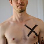 Marek Adamczyk Instagram - Malá anketní otázka: Jak se asi bude jmenovat krátký film, ze kterého jsou fotky? A) Kult obyčejného kříže B) Kamarád do deště reloaded C) Igelit D) Rambo: Poslední pšouk