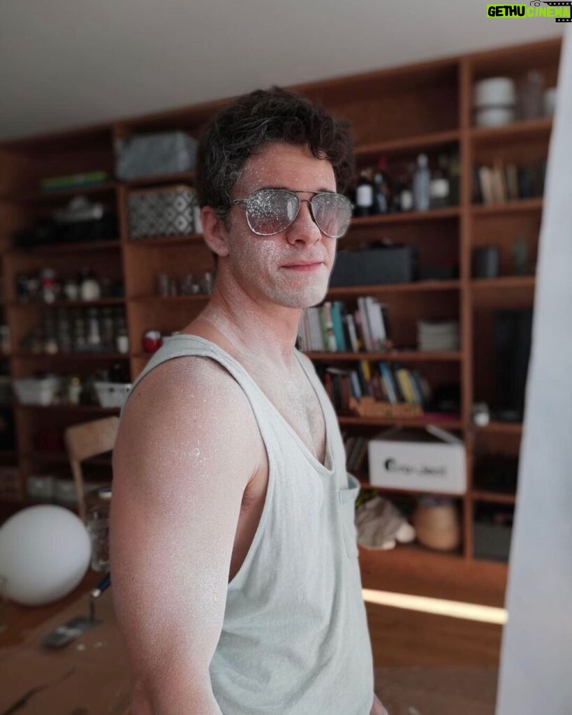 Marek Adamczyk Instagram - Miluju vrtání. Zubů i stropů. Oboje zhruba stejně.