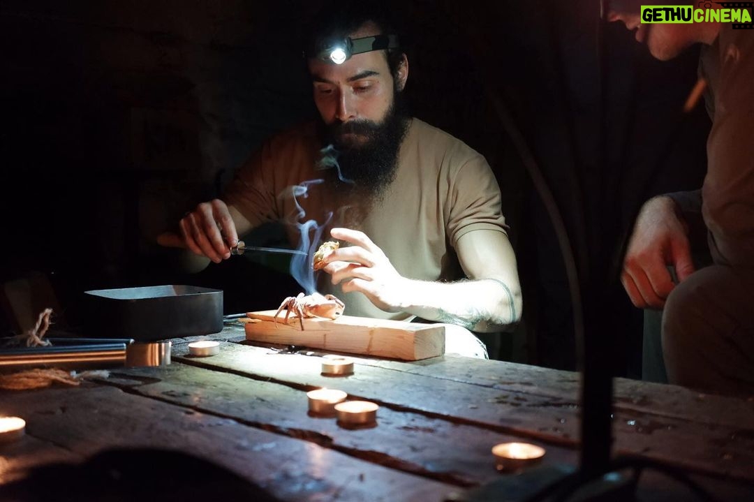 Marek Adamczyk Instagram - 🏴 Skotsko. Bouda na břehu Hebridskýho moře, kde jsme natrefili na partu týpků, co se vyznaj. Jak padnul odliv, vypravili se k moři, skočili do vody a doplavali ke skalám, odkuď vytáhli starou past na kraby. A v ní asi osm kousků. Ale dost malejch. Na fotce dumáme, co všechno se z takovýho kraba může sníst. #bothiesofscotland