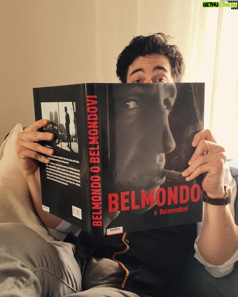 Marek Adamczyk Instagram - Belmondo tu píše o Belmondovi, jakej je to sekáč. Ví, že to za něj nikdo tak dobře neudělá. Mějte se rádi aspoň tak, jako se má rád Belmondo. Hodně🤗💪🏻💪🏻💪🏻😊