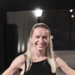 Marek Adamczyk Instagram - První týden. Nejradši bych si vypnul hlavu a nechal tělo, ať se to všechno naučí samo, protože na moje rady stejně nedá a dělá si, co chce. Občas je mi to až blbý, pozorovat Lenku, jak trpělivě pořád dokola opravuje ty samý chyby a jak ochotně mi znovu vysvětluje věci, které jsem stačil během dvou hodin zapomenout. A jak se usměje, když řeknu, že je mi všechno jasný, a pak prvním krokem zabočím na špatnou stranu a druhým jí podrazím nohy nebo jí málem ukopnu hlavu (Nekecám. Málem jsem měl po trenérce.) Ale nedá se nic dělat, všechno potřebuje svůj čas. Občas sem tam v té záplavě chyb a nepřesností prosvitne kousek něčeho, co připomíná tanec. Nejlepší bývají ty první pokusy a pak to jde postupně hůř a hůř. S každou připomínkou a opravou. Soustředím se na nohy, spadnou mi ruce. Soustředím se na ruce, zapomenu kroky. Chci to dělat tak hezky jako Lenka… zakroutit paží, zhoupnout se a … ups, lezou z toho pohyby, kterejma jsem naposledy machroval, když jsem si hrál na Luneticy na škole v přírodě. Tělo je v panice a nabízí všechno, co má v repertoáru jenom, abych mu už dal pokoj. Někdy mi přijde, že jsme na zkušebně dva krotitelé jednoho nebohého torza, které se zoufale snaží vzbouřit a odtančit někam, kde ho už nebudeme otravovat. Ale je to moje torzo a jen tak se z toho nevyvlíkne. A pak občas… občas.. na chvilku i začne dělat to, co má. Asi z nedostatku dalších nápadů. Tak uvidíme, kdo to vydrží dýl. @lenkanoranavorkova @stardancecz @artagent.cz