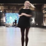Marek Adamczyk Instagram - První týden. Nejradši bych si vypnul hlavu a nechal tělo, ať se to všechno naučí samo, protože na moje rady stejně nedá a dělá si, co chce. Občas je mi to až blbý, pozorovat Lenku, jak trpělivě pořád dokola opravuje ty samý chyby a jak ochotně mi znovu vysvětluje věci, které jsem stačil během dvou hodin zapomenout. A jak se usměje, když řeknu, že je mi všechno jasný, a pak prvním krokem zabočím na špatnou stranu a druhým jí podrazím nohy nebo jí málem ukopnu hlavu (Nekecám. Málem jsem měl po trenérce.) Ale nedá se nic dělat, všechno potřebuje svůj čas. Občas sem tam v té záplavě chyb a nepřesností prosvitne kousek něčeho, co připomíná tanec. Nejlepší bývají ty první pokusy a pak to jde postupně hůř a hůř. S každou připomínkou a opravou. Soustředím se na nohy, spadnou mi ruce. Soustředím se na ruce, zapomenu kroky. Chci to dělat tak hezky jako Lenka… zakroutit paží, zhoupnout se a … ups, lezou z toho pohyby, kterejma jsem naposledy machroval, když jsem si hrál na Luneticy na škole v přírodě. Tělo je v panice a nabízí všechno, co má v repertoáru jenom, abych mu už dal pokoj. Někdy mi přijde, že jsme na zkušebně dva krotitelé jednoho nebohého torza, které se zoufale snaží vzbouřit a odtančit někam, kde ho už nebudeme otravovat. Ale je to moje torzo a jen tak se z toho nevyvlíkne. A pak občas… občas.. na chvilku i začne dělat to, co má. Asi z nedostatku dalších nápadů. Tak uvidíme, kdo to vydrží dýl. @lenkanoranavorkova @stardancecz @artagent.cz