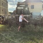 Marek Adamczyk Instagram - Toto není placená spolupráce. Jen jsem zjistil, že v přítomnosti těžké zemědělské techniky mám neobyčejné kouzlo. 📸 @klarahubalova