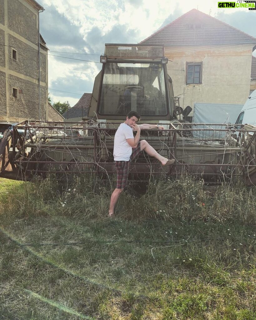 Marek Adamczyk Instagram - Toto není placená spolupráce. Jen jsem zjistil, že v přítomnosti těžké zemědělské techniky mám neobyčejné kouzlo. 📸 @klarahubalova