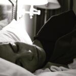 Marek Adamczyk Instagram - Chtěl bych moc poděkovat @kviff za pozvání! Letos jsem snad neviděl jediný blbý film, tak asi odvedli docela dobrou práci při výběru. Až něco z festivalu probublá do kin, neváhejte jít na cokoli:) A nemám moc fotek, já na to nějak neměl čas, tak aspoň pár kousků. Černobílejch, aby bylo jasný, že to byl artovej pobyt. Skvěle se tam o nás postarali, mohli jsme ukázat lidem @poslednizavod, potkat kamarády a občas se někde zadarmo najíst:) A taky moc děkuju Karlovarské nemocnici, že se postarali o můj prst, ze kterého se stal během festivalu velmi zanícený filmový fanoušek.