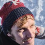 Marek Adamczyk Instagram - Vymysleli jsme s @kama.fashion tenhle kulich, kterej podle mě sedí úplně na každou hlavu. Jsou to vlastně dva kulichy v jednom. Ohrnutá a ještě ohrnutější. Napište mi komentář, která verze se vám zdá lepší. Zkoušel jsem ho na svých nejdražších - příbuzných a kamarádech, a sám jsem je pak fotil:) Proto jsou všichni tak neodolatelně charismatičtí a všem sluší všechno, ale přeci jen, kdybyste si museli vybrat… Já měl dlouho favorita „celočervená s nápisem“, ale poslední dobou víc nosím tu vyšší variantu s modrým pruhem. Je to strašný dilema a kolikrát radši ani nejdu z domu, abych ho nemusel řešit. Ještě, že mám zrovna covid.