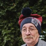 Marek Adamczyk Instagram - Vymysleli jsme s @kama.fashion tenhle kulich, kterej podle mě sedí úplně na každou hlavu. Jsou to vlastně dva kulichy v jednom. Ohrnutá a ještě ohrnutější. Napište mi komentář, která verze se vám zdá lepší. Zkoušel jsem ho na svých nejdražších - příbuzných a kamarádech, a sám jsem je pak fotil:) Proto jsou všichni tak neodolatelně charismatičtí a všem sluší všechno, ale přeci jen, kdybyste si museli vybrat… Já měl dlouho favorita „celočervená s nápisem“, ale poslední dobou víc nosím tu vyšší variantu s modrým pruhem. Je to strašný dilema a kolikrát radši ani nejdu z domu, abych ho nemusel řešit. Ještě, že mám zrovna covid.