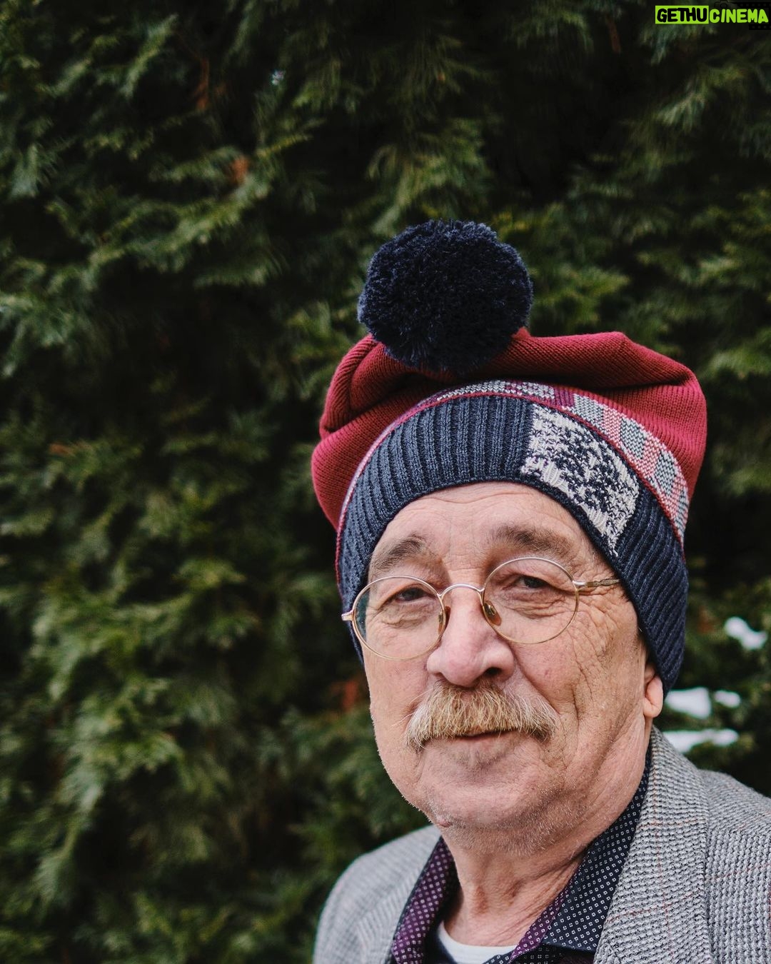 Marek Adamczyk Instagram - Vymysleli jsme s @kama.fashion tenhle kulich, kterej podle mě sedí úplně na každou hlavu. Jsou to vlastně dva kulichy v jednom. Ohrnutá a ještě ohrnutější. Napište mi komentář, která verze se vám zdá lepší. Zkoušel jsem ho na svých nejdražších - příbuzných a kamarádech, a sám jsem je pak fotil:) Proto jsou všichni tak neodolatelně charismatičtí a všem sluší všechno, ale přeci jen, kdybyste si museli vybrat… Já měl dlouho favorita „celočervená s nápisem“, ale poslední dobou víc nosím tu vyšší variantu s modrým pruhem. Je to strašný dilema a kolikrát radši ani nejdu z domu, abych ho nemusel řešit. Ještě, že mám zrovna covid.