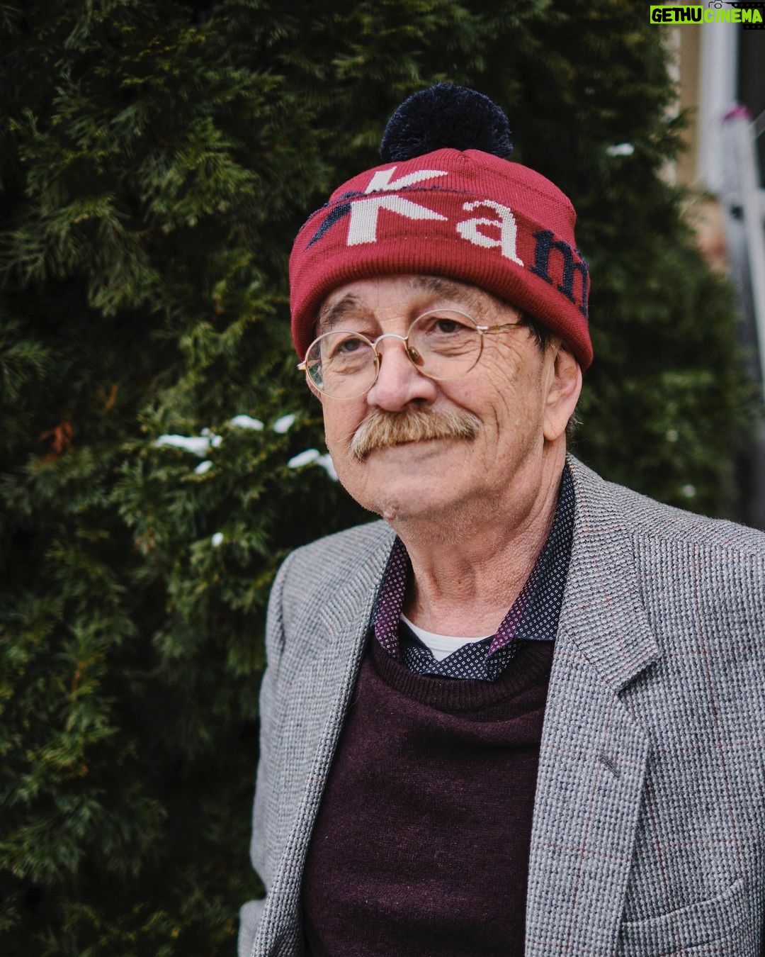 Marek Adamczyk Instagram - Vymysleli jsme s @kama.fashion tenhle kulich, kterej podle mě sedí úplně na každou hlavu. Jsou to vlastně dva kulichy v jednom. Ohrnutá a ještě ohrnutější. Napište mi komentář, která verze se vám zdá lepší. Zkoušel jsem ho na svých nejdražších - příbuzných a kamarádech, a sám jsem je pak fotil:) Proto jsou všichni tak neodolatelně charismatičtí a všem sluší všechno, ale přeci jen, kdybyste si museli vybrat… Já měl dlouho favorita „celočervená s nápisem“, ale poslední dobou víc nosím tu vyšší variantu s modrým pruhem. Je to strašný dilema a kolikrát radši ani nejdu z domu, abych ho nemusel řešit. Ještě, že mám zrovna covid.