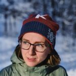 Marek Adamczyk Instagram – Vymysleli jsme s @kama.fashion tenhle kulich, kterej podle mě sedí úplně na každou hlavu. Jsou to vlastně dva kulichy v jednom. Ohrnutá a ještě ohrnutější. Napište mi komentář, která verze se vám zdá lepší. Zkoušel jsem ho na svých nejdražších – příbuzných a kamarádech, a sám jsem je pak fotil:) Proto jsou všichni tak neodolatelně charismatičtí a všem sluší všechno, ale přeci jen, kdybyste si museli vybrat… Já měl dlouho favorita „celočervená s nápisem“, ale poslední dobou víc nosím tu vyšší variantu s modrým pruhem. Je to strašný dilema a kolikrát radši ani nejdu z domu, abych ho nemusel řešit. Ještě, že mám zrovna covid.