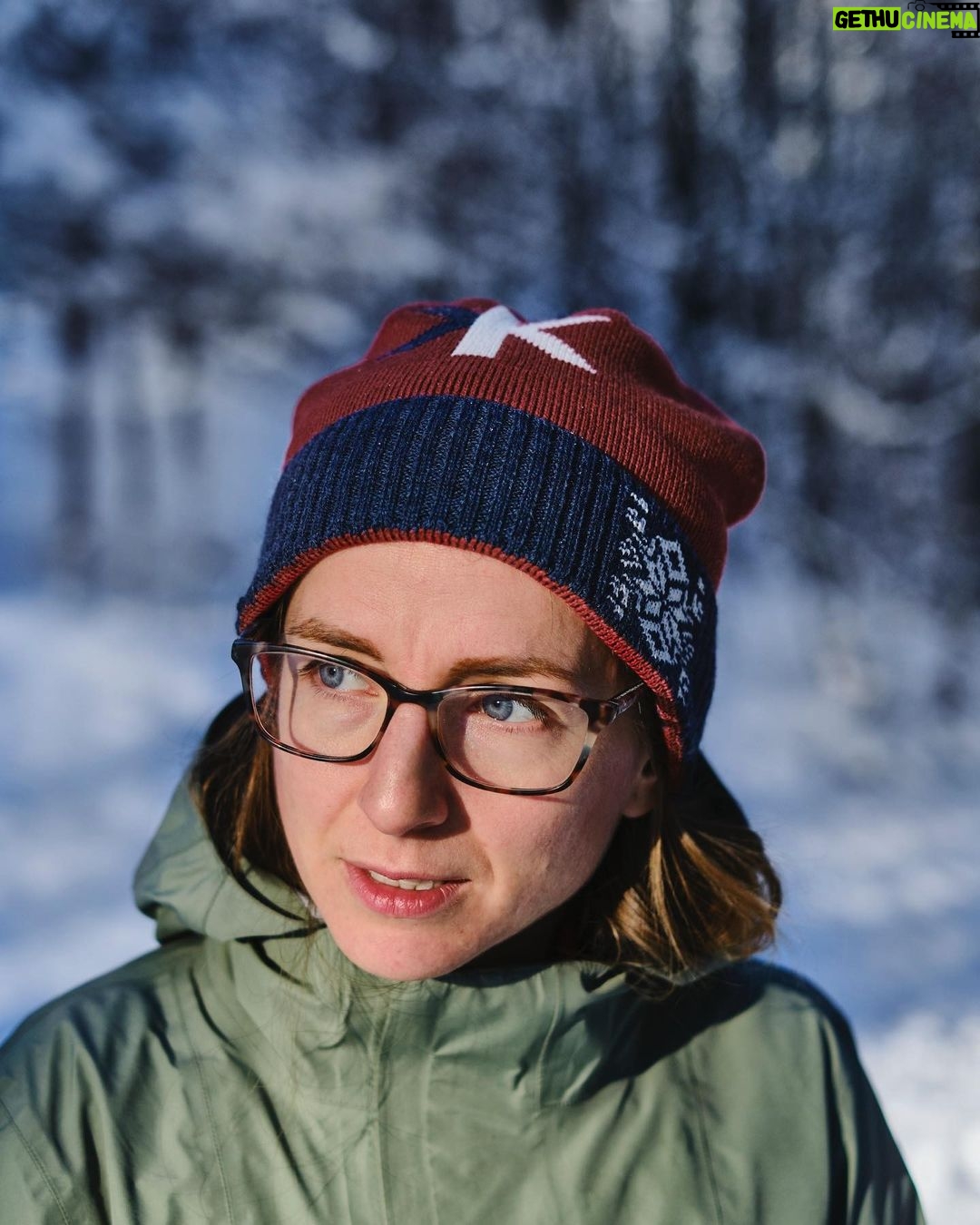 Marek Adamczyk Instagram - Vymysleli jsme s @kama.fashion tenhle kulich, kterej podle mě sedí úplně na každou hlavu. Jsou to vlastně dva kulichy v jednom. Ohrnutá a ještě ohrnutější. Napište mi komentář, která verze se vám zdá lepší. Zkoušel jsem ho na svých nejdražších - příbuzných a kamarádech, a sám jsem je pak fotil:) Proto jsou všichni tak neodolatelně charismatičtí a všem sluší všechno, ale přeci jen, kdybyste si museli vybrat… Já měl dlouho favorita „celočervená s nápisem“, ale poslední dobou víc nosím tu vyšší variantu s modrým pruhem. Je to strašný dilema a kolikrát radši ani nejdu z domu, abych ho nemusel řešit. Ještě, že mám zrovna covid.