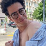Marek Adamczyk Instagram - Od začátku pandemie jsem se nejvíc bál toho, že někoho blbě nakazím - pošlu tátu na ventilátor, zkazím Evě sezónu, lidé kvůli mně budou muset trávit týdny v karanténách nebo něco horšího... A tenhle velký strach zdaleka překonal všechny obavy a nejistoty, které jsem cítil, když jsem se na očkování přihlásil. Nikdy bych nemohl riskovat zdraví lidí kolem mě jen kvůli vlastní opatrnosti a pohodlnosti. Navíc věřím naší medicíně a vědě. Hodně velmi chytrých lidí velmi tvrdě pracovalo, aby našli řešení bezpečně, pro co nejvíc lidí a co nejdříve. To je přímo fascinující. Proto pro mě bylo očkování jediná cesta. Očkování v O2 universum můžu vřele doporučit. Vše od registrace po samotné pigáro s vakcínou šlo jak na drátkách❤️