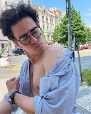 Marek Adamczyk Instagram - Od začátku pandemie jsem se nejvíc bál toho, že někoho blbě nakazím - pošlu tátu na ventilátor, zkazím Evě sezónu, lidé kvůli mně budou muset trávit týdny v karanténách nebo něco horšího...

A tenhle velký strach zdaleka překonal všechny obavy a nejistoty, které jsem cítil, když jsem se na očkování přihlásil.
Nikdy bych nemohl riskovat zdraví lidí kolem mě jen kvůli vlastní opatrnosti a pohodlnosti.

Navíc věřím naší medicíně a vědě. Hodně velmi chytrých lidí velmi tvrdě pracovalo, aby našli řešení bezpečně, pro co nejvíc lidí a co nejdříve. To je přímo fascinující.

Proto pro mě bylo očkování jediná cesta.

Očkování v O2 universum můžu vřele doporučit. Vše od registrace po samotné pigáro s vakcínou šlo jak na drátkách❤️