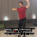 Marek Adamczyk Instagram – „VALČÍK bude krizový tanec“, touhle myšlenkou jsem otravoval Lenku už týden. Zatímco u latiny se nám zatím dařilo dostávat docela dobré známky od poroty, u standardních tanců nám to zatím moc nejde. Navíc kolo našlapané pěti latinami a k tomu Vávra, kterému standard jde krásně – to mi napovídalo, že bude těžké se vyškrabat v hodnocení od poroty dost vysoko. Ačkoli jsme měli tréninky, kdy se nám dařilo a hodně jsme se zlepšili, ještě to nebylo stoprocentní.

TAIWANCEM SNADNO A RYCHLE
Z čeho jsem měl před přenosem dobrý pocit, byl celkový styl našeho tance. Asi největší radost jsem měl z toho, co mi vyrostlo na hlavě. Když jsme s naší vlasovou kouzelnicí Blankou Haškovou přemítali, jak tenhle díl pojmout, najednou jsme byli oba bez nápadu. Blanka už skoro začala vymýšlet nějaký relativně neutrální účes, když v tom si vzpomněla, jak jsem jí před pár týdny popisoval, že bych si na tenhle tanec mohl nechat udělat takový ten bobánek, jak se v asii nosíval. Najednou odkudsi přinesla asi deset příčesů a začala mi je zadělávat do hlavy. Měl jsem ji sice těžší asi o půl kila, ale výsledek byl fantastický. Ostatně jste to viděli sami.

VALČÍK ZATANČÍ…
Řekl bych, že jsem svojí teorií o kritickém pátém kole Lenku trošku znervóznil, i když to na sobě nedala znát. Především jsem ale znervóznil sám sebe. Snažil jsem se hodit do klidu, celý tanec jsme si přeci stokrát projeli a i na generálce se nám povedl, tak není proč se bát. Jdeme na to… Reportáž už moc neposlouchám. Napřed taiči, pak vezmu Lenku na rameno a jde se do držení. Drncá to? Asi trošku jo. Já nevim, prostě to musíme nějak zatancovat. Lidi jsou skvělí, ženou nás dopředu a já cítím, že jsme tam spolu. Mám radost, jak to plyne a přijde mi to krásné.

S KÝM SE VEČER ROZLOUČÍME
Drncalo to. Asi jo, já nevim. Každopádně jsme dostali lepší známky, než za quickstep. Tentokrát to ale v té plejádě fantastických tanců bude stačit jen na předposlední místo. Budiž. Valčík je náš krizový tanec. Chvíli jsem vážně myslel, že se za tohle kolo už nedostaneme, ale POTOM JSTE ZAÚŘADOVALI VY!!! A moc Vám za to děkujeme. Budeme zase dělat všechno pro to, abyste svých hlasů nelitovali.

Děkuji Vám a přeji krásný týden