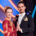Marek Adamczyk Instagram – Díky valčíku Marka Adamczyka a Lenky Nory Návorkové na píseň Dan Shen Qing Ge, která pojednává o osamělé lásce, jsme měli možnost okusit nezaměnitelnou atmosféru Číny. 🤩

My jsme se tímto tancem nechali zcela unést. A vy? 💖

Hlasujte pro své favority prostřednictvím SMS ve tvaru SD 5 na číslo 906 11 13. 📱

#stardancexii #stardancecz #ceskatelevize