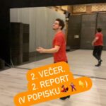 Marek Adamczyk Instagram - JDEME NAHORU Tak vážení, po tom, co jsem zažil nervovou paralýzu v prvním díle jsem se rozhodl, že tentokrát si to maximálně užijeme. Celý týden jsme makali na tom, abych měl choreografii tak zarytou pod kůži, že bych ji zatancoval i s půlkou mozku, protože v přímém přenosu většinou jednu někde zapomenu. Od doby, kdy jsme začali sambu stavět, jsem si představoval, jak to hned v první promenádě rozbalíme a proletíme se po parketu hezky z rohu do rohu tak, aby lidé v sále pochopili, že si nic nenecháváme na potom a že mají začít dávat bacha:) A za mě se nám to tedy podařilo!!! Je to skvělý pocit, když vnímáte, že to lidé v sále pochopili a že se vámi nechali strhnout. A my jsme se zase nechali strhnout jimi. Přál bych Vám mít při tom takový výhled na LENKU, jaký jsem měl já. Temelín, Dukovany a Holešovice byly včera tři pilíře domácí energetické infrastruktury. A to ještě před pár hodinami sotva popošla z šatny do maskérny, protože… a to je právě ta horší část tohohle reportu. A DOLŮ Je pátek, projíždíme si choreografii, všechno jde dobře a my se dostáváme k závěrečné zvedačce… Jenže já se na poslední chvíli rozhodnu, že to vlastně už umíme a zvedačku si můžeme šetřit na sobotní generálku. Lence jsem to ale řekl trochu pozdě. Respektive hodně pozdě - když už byla ve vzduchu a čekala, že ji jako obvykle vytáhnu nahoru a posadím si ji na ramena. Připadalo mi, že o nic nejde, nebyla nijak moc vysoko, jenže… Jenže když má člověk na sobě podpatky a nečeká to a má už plné nohy samby, tak je nekontrolovaný dopad na parket to poslední, co by si jeho kotníky přály zažít. Nechci tu zacházet do detailů, pouze chci říct, že jsem si v tu chvíli fakt nedokázal představit, jak to v sobotu zvládneme. A to, že to Lenka odtancovala na boso s takovým nasazením a ještě mi potom s radostí oznámila, že si ten tanec STRAŠNĚ UŽILA, to mě chvílemi nutí se ujišťovat, jestli se mi to celé jenom nezdálo. Kotník ji samozřejmě ještě bolí, zvlášť teď, když už máme po sobotní euforii. Vlastně jí bolí docela dost. Děkuju všem, kdo jste nám drželi palce a posílali hlasy a přeju Vám krásný týden.